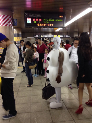 Illustration for article titled Olaf from Frozen Hanging Out in Tokyo